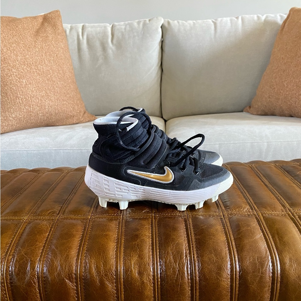 Boys Nike Huarache baseball cleats, size 3.5.
